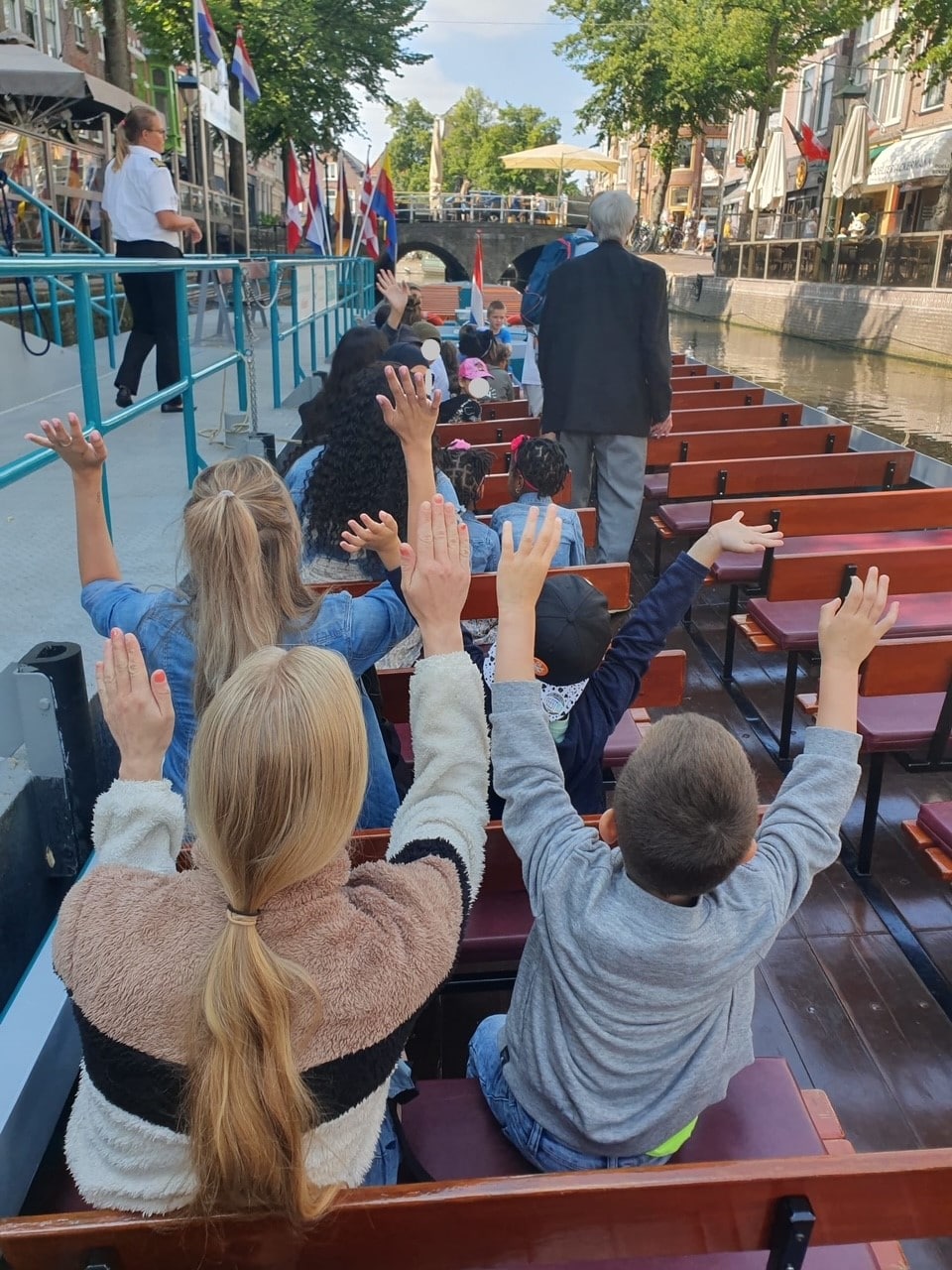 Rondvaart door Alkmaar met kinderen uit Oranje Huis