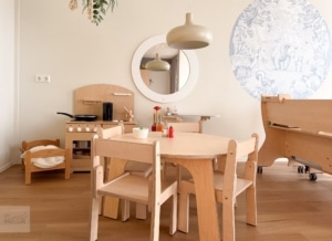 1769787177064 Vernieuwde kinderwerkruimte in Alkmaar met rustige kleuren, een zachte vloer, lage kasten en speelhoeken voor verschillende leeftijden.