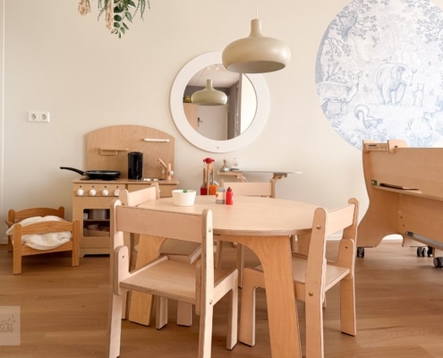 Vernieuwde kinderwerkruimte in Alkmaar met rustige kleuren, een zachte vloer, lage kasten en speelhoeken voor verschillende leeftijden.