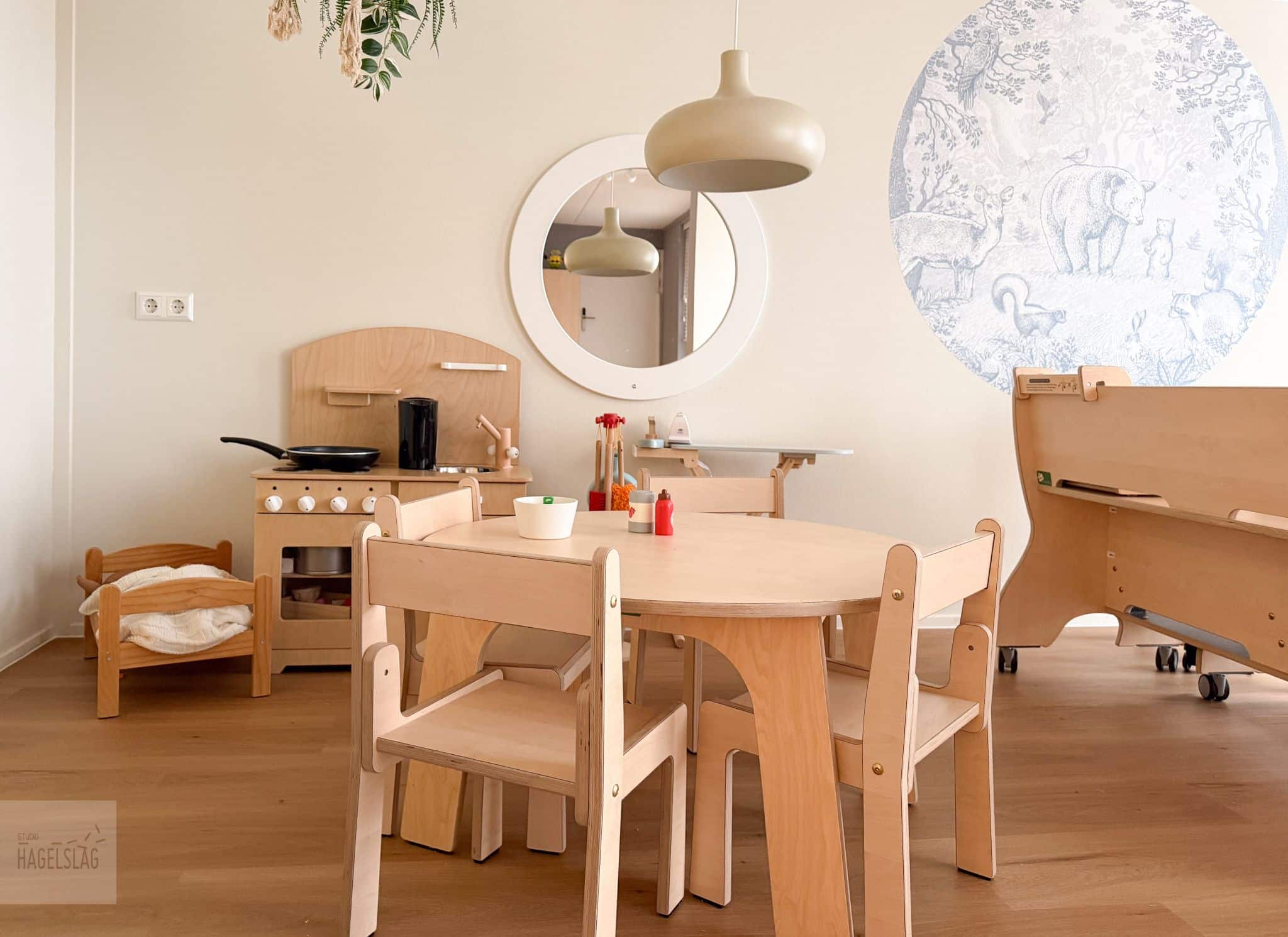 Vernieuwde kinderwerkruimte in Alkmaar met rustige kleuren, een zachte vloer, lage kasten en speelhoeken voor verschillende leeftijden.